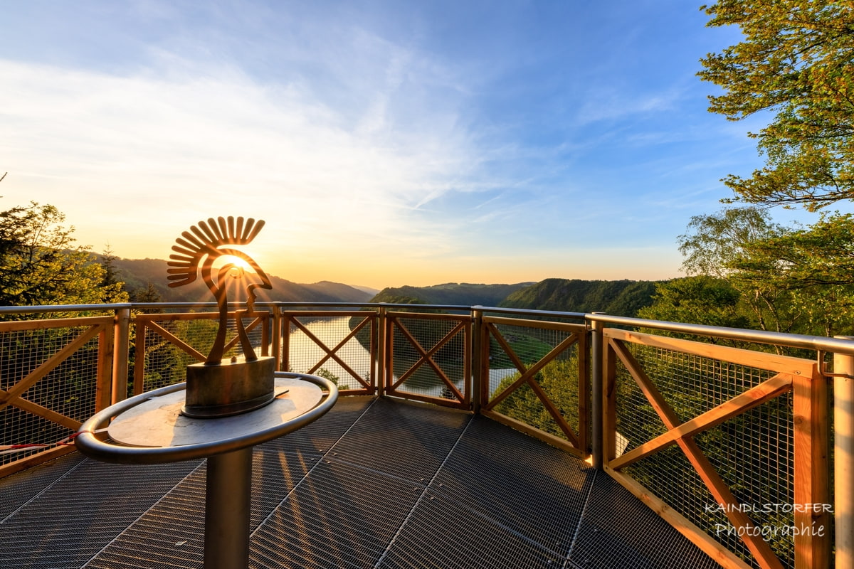 Panoramablick auf die geschwungene Donau bei Schlögen mit grüner Natur
