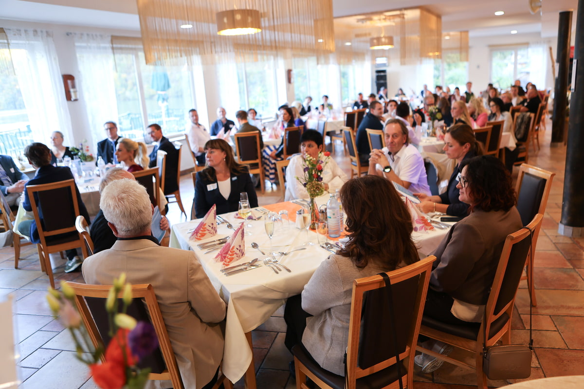 Gäste im Restaurant des Riverresorts Donauschlinge beim Jubiläumsevent