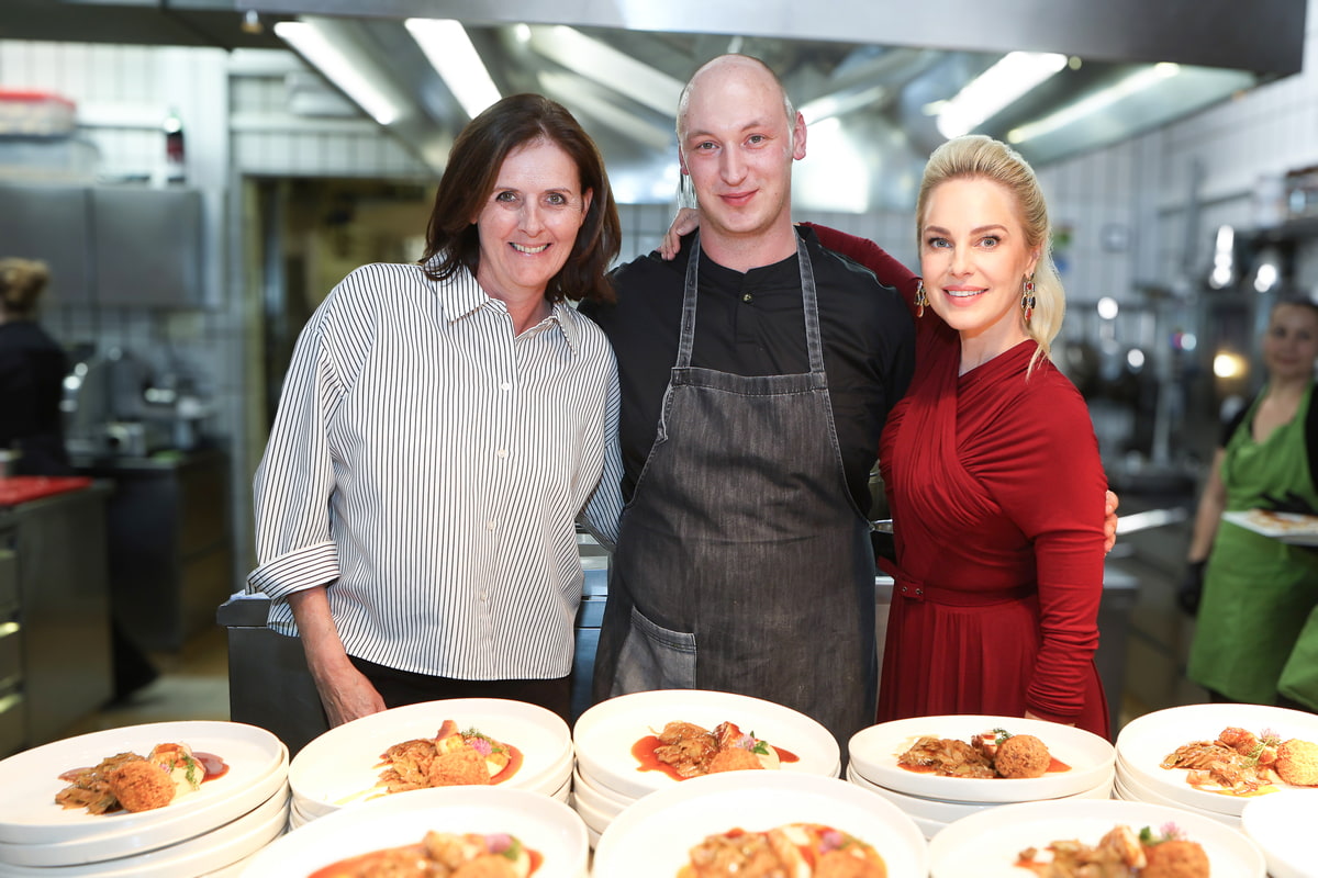 Petra Riffert (TVB Donauregion), Marco Embreus (Riverresort Donauschlinge) & Silvia Schneider in der Küche