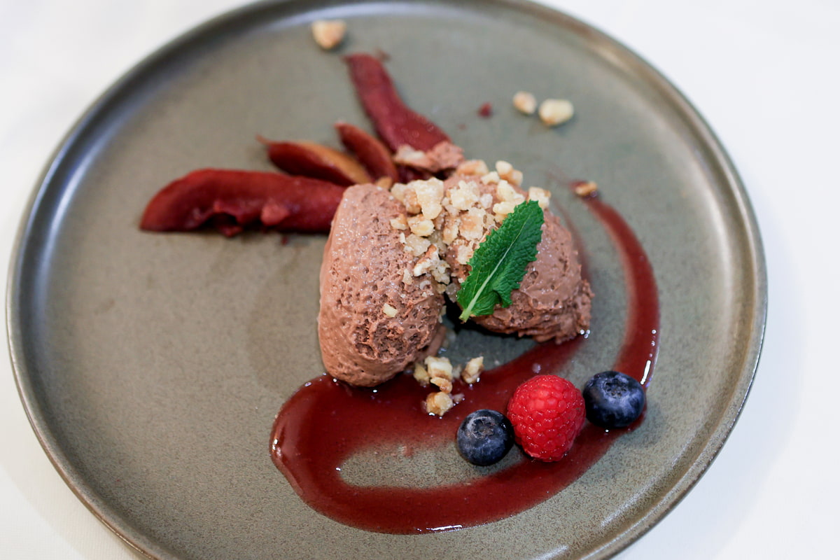 Schokoladenmousse mit karamellisierter Walnuss und Rotwein-Birnenkompott