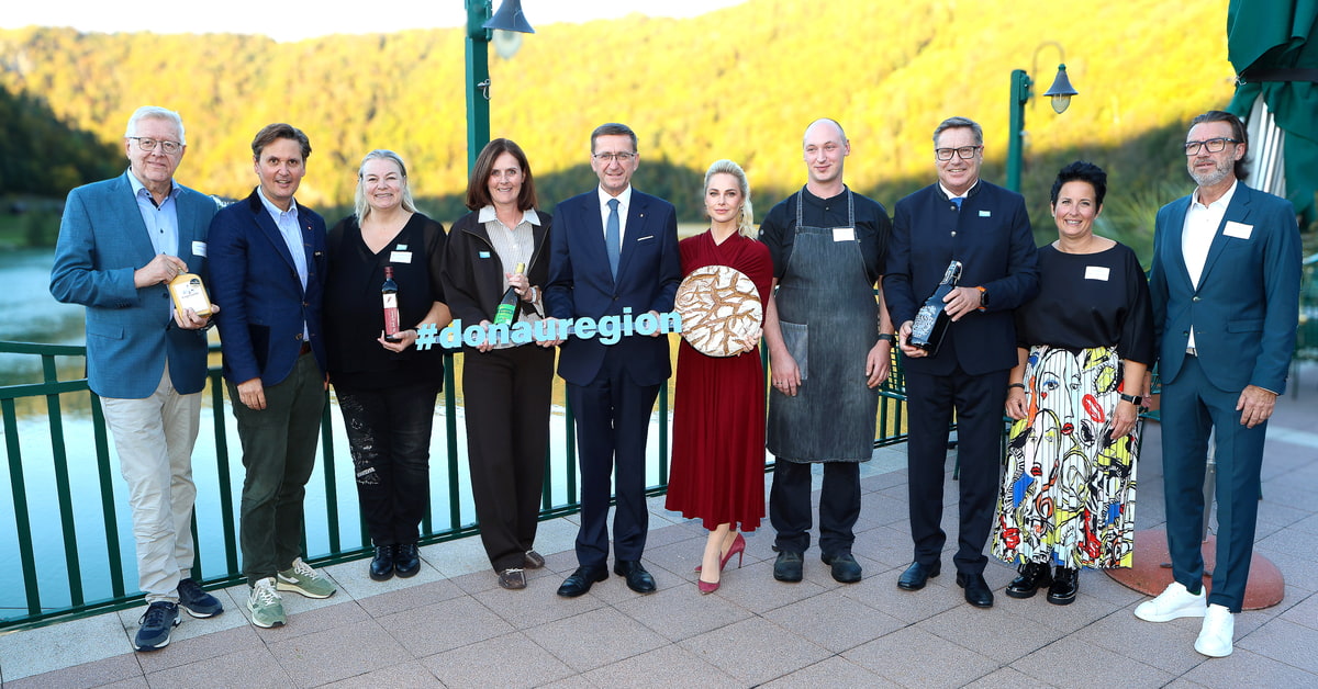 Jubiläumsevent Kostbarkeiten & Köstlichkeiten Die Gastgeber und Ehrengäste beim Kostbarkeiten & Köstlichkeiten Event im Riverresort Donauschlinge